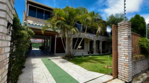 Casa espaçosa com sala de jogos interna e externa
